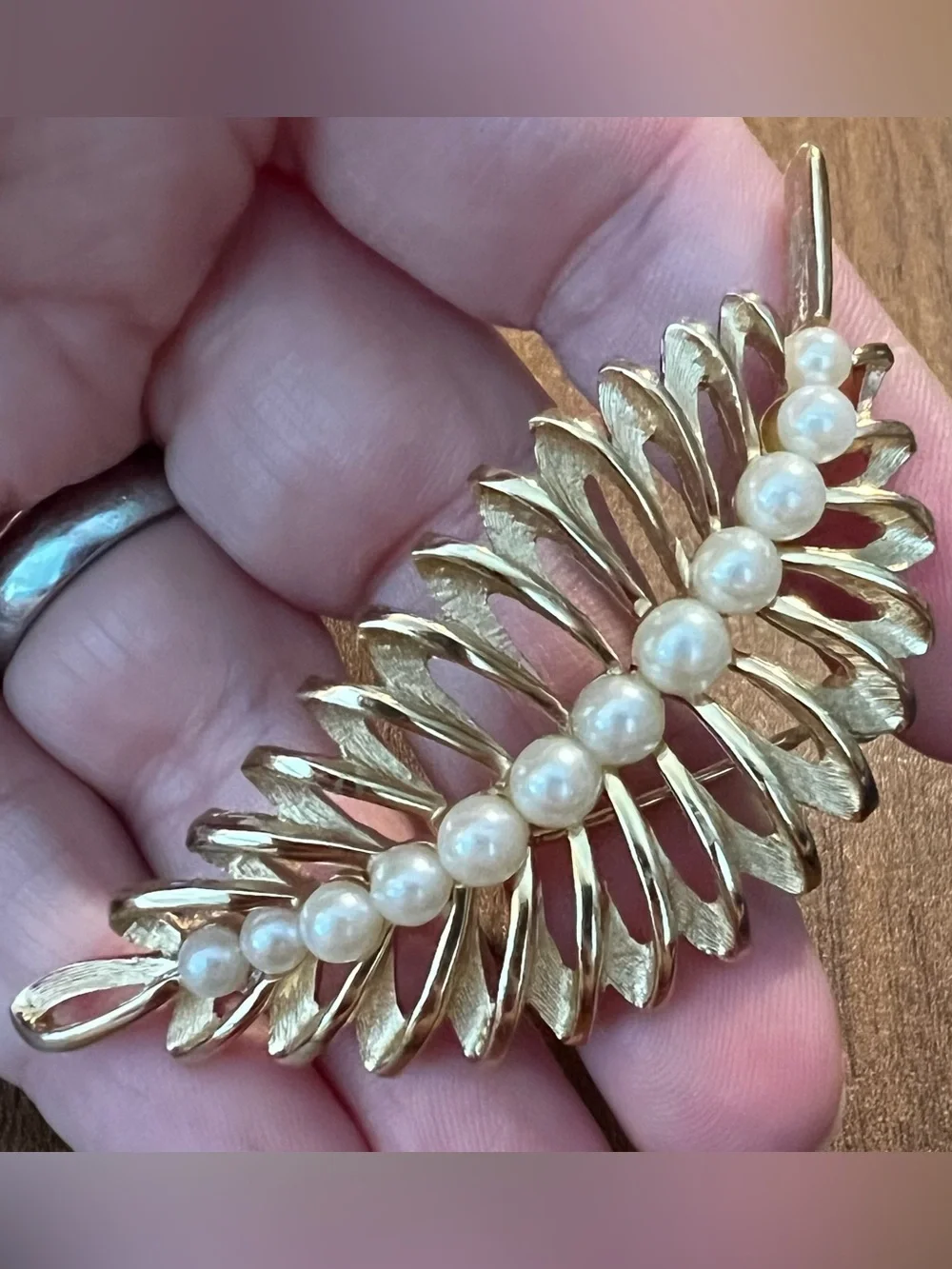 Vintage CROWN TRIFARI Faux Pearl & Gold Tone Feather BROOCH Retro Classic